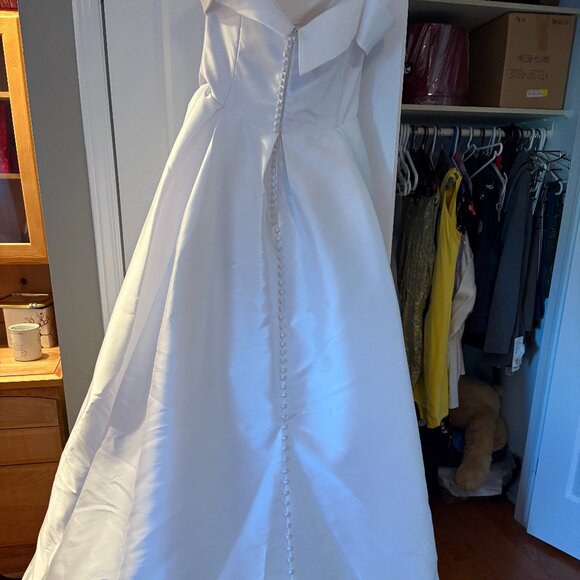 Essence of Australia Modern-Classic Wedding Dress - Bridal Size 20 - Picture 6 of 6